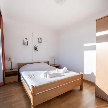 Astrid 202 With Parking By Interhome Apartamento